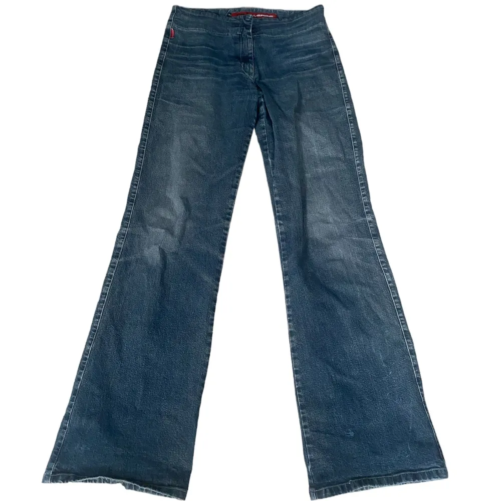 Jättefina lågmidjade jeans utan fickor i bra skick. Storlek 28. Märket är Diverse  Innerbenslängd: ca 79 cm. Midjemått mätt rakt över: 37 cm.. Jeans & Byxor.