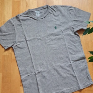 Ralph lauren tshirt - Mycket bra skick, färg som på bild tre, längd 62 cm bredd 50