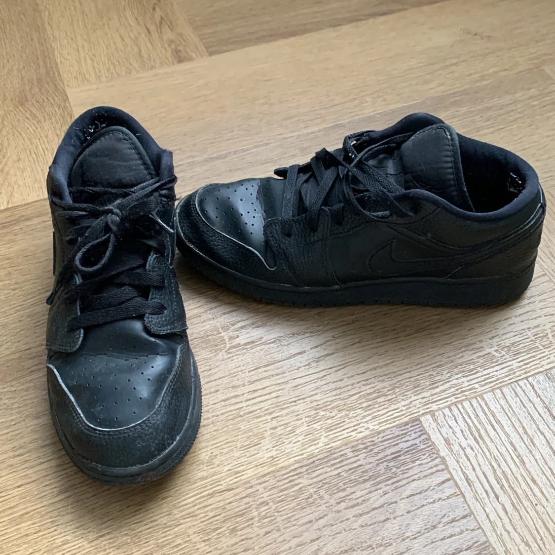 svarta jordan 4 low  - 90