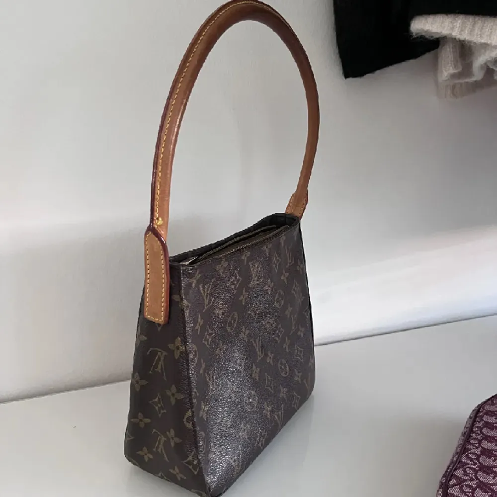 Louis Vuitton Looping MM Bag. Väldigt gott skick! Men används knappt..Köpt på A Retro Tale för 7 800kr. Fler bilder/bevis mm finns, bara att höra av sig 🙌🏼💕. Väskor.