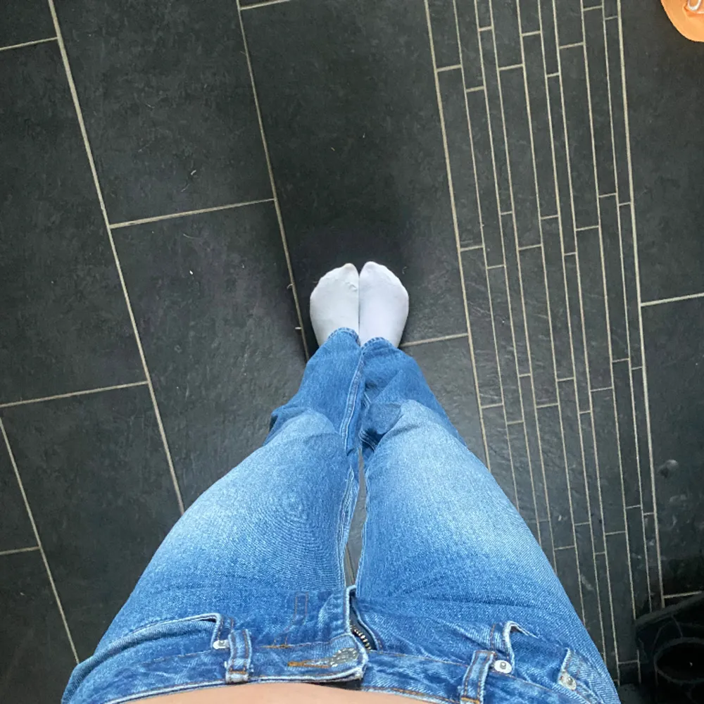 Jätte snygga jeans från Nelly som tyvärr är för korta och för små för mig. Skulle säga att de kan passa någon som är 165-170. Kom privat för fler bilder och frågor 💗💗💗. Jeans & Byxor.