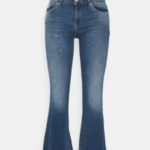 Säljes dessa jätte snygga only jeans som jag köpte på zalando och är nu helt slutsålda på hemsidan. Det är perfekt i längden på mig som är 162. Säljer på grund av att de inte kommer till andvänding längre❤️pris kan såklart diskuteras