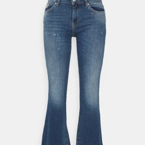 Only jeans - Säljes dessa jätte snygga only jeans som jag köpte på zalando och är nu helt slutsålda på hemsidan. Det är perfekt i längden på mig som är 162. Säljer på grund av att de inte kommer till andvänding längre❤️pris kan såklart diskuteras