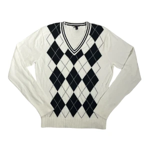 gant argyletröja  - säljer min argyle mönstrad gant tröja. den är i storlek L men passar xs-s. jag säljer tröjan pga att den inte kom till användning. den är i mycket bra skick med inga defekter. om du har fragor så är det bara att kontakta mig💞