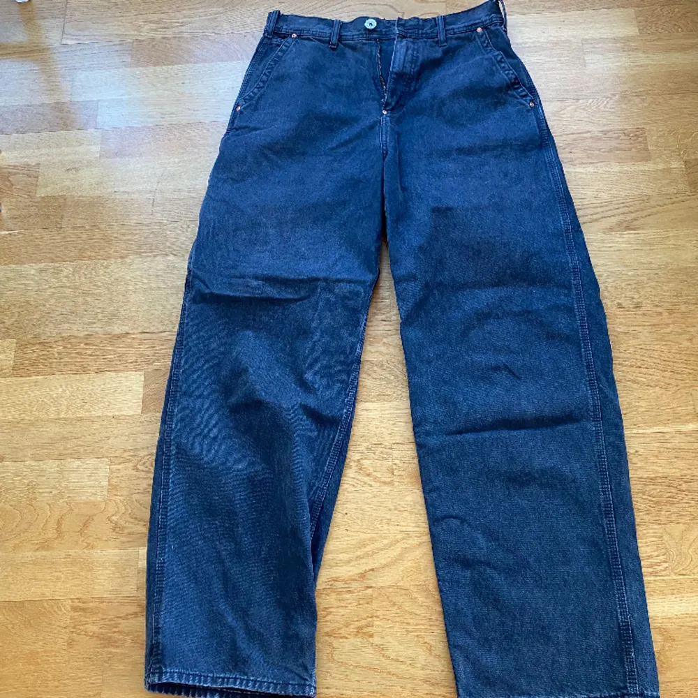 Dessa superfina jeans är slutsålda från Weekday X Lee kollektionen. Använda fåtal gånger. Storlek: W29. Köptes för cirka 700kr, pris kan diskuteras.. Jeans & Byxor.