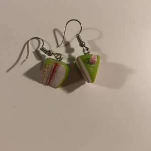 Prinsesstårte Örhängen 🍰 - Super gulliga örhängen som föreställer prinsesstårtor! Vet inte vad det är för material men har aldrig reagerat på dem!❤️