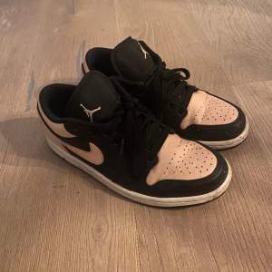 Säljer min rosa (äkta) Jordans pågrund av att de tyvärr blivit försmå. Jag har använt skorna sparsamt i ungefär 1,5 år. Skorna passar de som har stolek 39 också. Jag har kvar kartongen se bild 2. Köparen står för frakten och priset kan diskuteras!