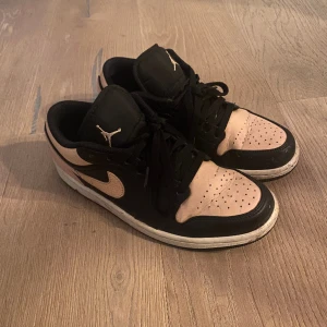Jordans - Säljer min rosa (äkta) Jordans pågrund av att de tyvärr blivit försmå. Jag har använt skorna sparsamt i ungefär 1,5 år. Skorna passar de som har stolek 39 också. Jag har kvar kartongen se bild 2. Köparen står för frakten och priset kan diskuteras!