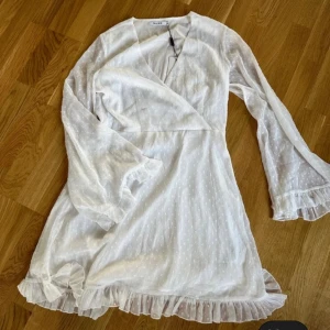 Vit klänning NA-KD - Säljer denna fina klänning från NA-KD som har lappen kvar. Perfekt till sommaren eller student💕