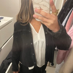 Jeansjacka  - Säljer denna superfina jeansjackan från zara. Köpt på Sellpy men aldrig använd, den har inte några defekter. Säljer då den aldrig kommer till användning. Köparen står för frakten💕