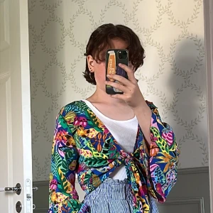 Regnbågsfärgad/blommig tröja - stilen på den passar inte mig längre så tänkte sälja den🌈 jag tror den kostade ungefär 250kr förut
