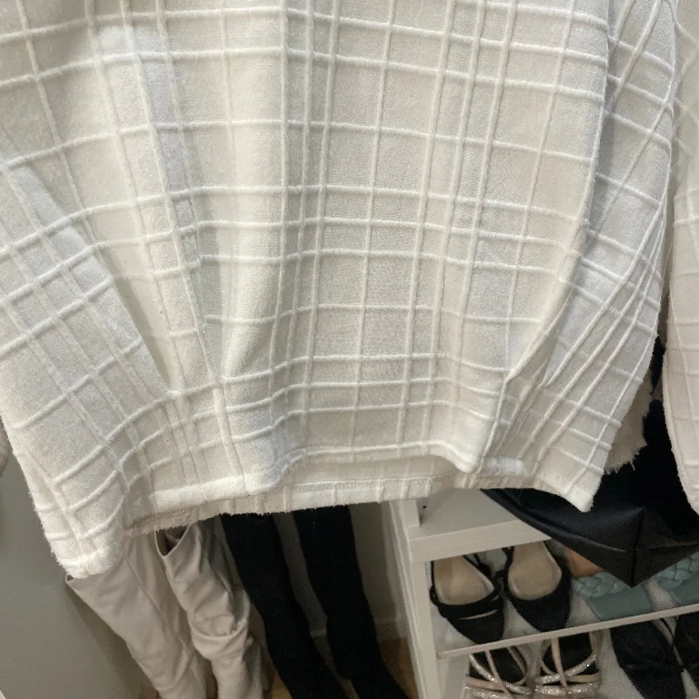 Cool sweatshirt från OVS, lite kortare i modellen men insydd vid midjan så den sitter riktigt snyggt! . Puserot.