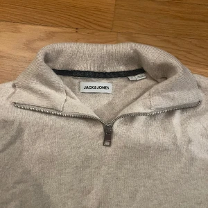 Half zip tröja  - En zip tröja från Jack and Jones som är riktigt stilren och är helt oanvänd. Storlek M