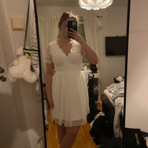 Studentklänning - Säljer denna klänning från lulus.com. Köptes för studenten men använder aldrig klänningen är endast testad men tyvärr finns inte lappen kvar. Nypris låg på ca 1200kr