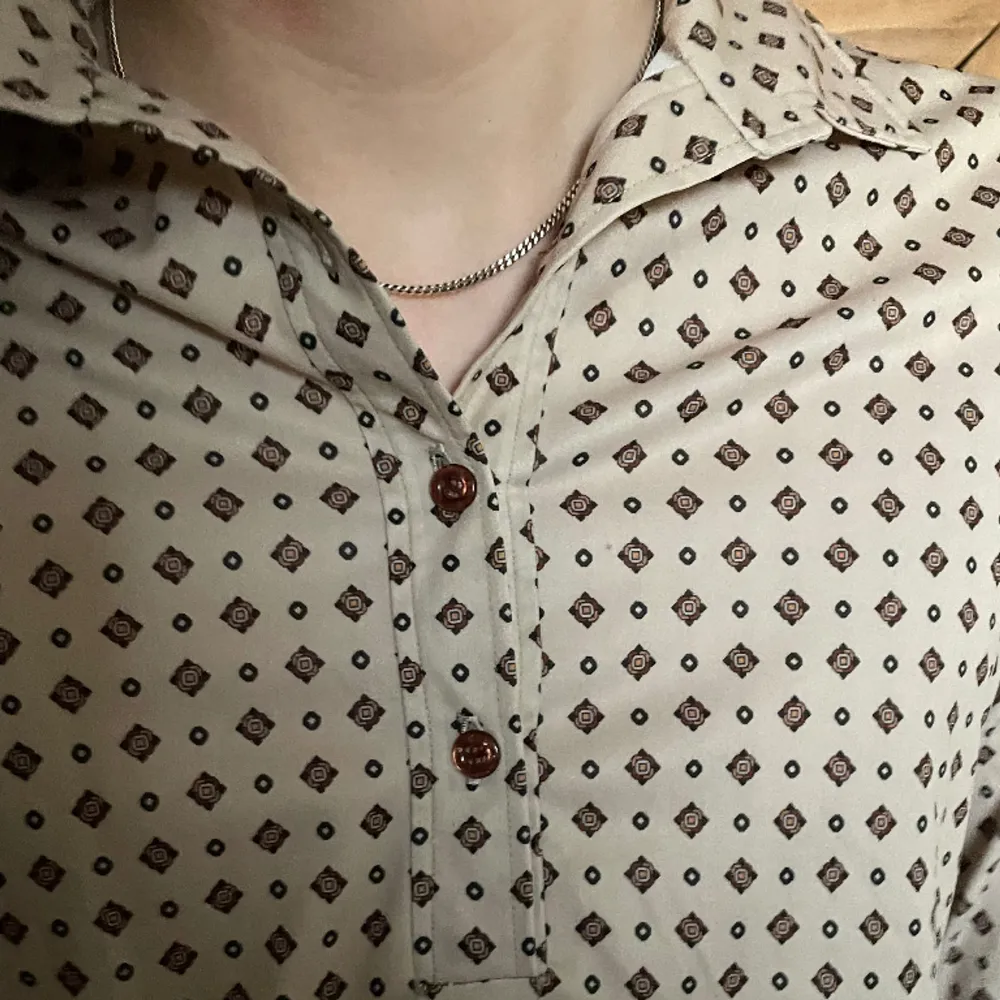 70s button up shirt with cool pattern. Skjortor.