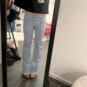 Hm jeans - Säljer mina blåa cargo utsvängda jeans från hm. De är i storlek 38, Jag är 160 cm och dom är för långa för mig. Använda två gånger💕