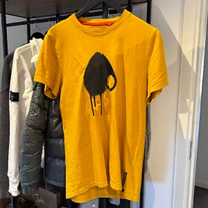 Moose Knuckles Augustine Tee - Moose Knuckles tee i utmärkt skick, storlek S. Nypris 1200kr mitt pris 250kr, bara att höra av sig vid frågor eller funderingar! Över 50 refs finns!