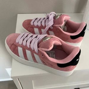 Campus 00s - Rosa campus 00s. Helt oanvända då de är för små för mig, alltså nyskick. Storlek 37🩷