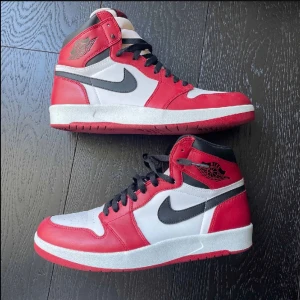 Jordan 1 (1.5) chicago 2015 - Size: US 11,5 / EU 45,5  Very good condition on these amazing and iconic shoes. TTS  Box + Laces come with the shoes. They're from the 1,5 jordan 1 drop that was were an unreleased prototype worn by Michael Jordan during the 1985-1986 rookie season.