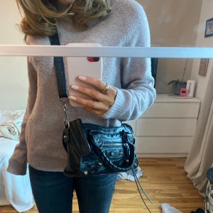 stickad tröja - skitsnygg stickad tröja från vero moda, storlek xs men passar xs-s💗