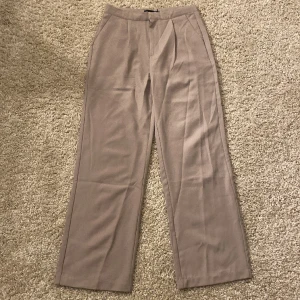 Kostymbyxor - beiga kostymbyxor, aldrig använda! storlek S men passar även M! 🥰