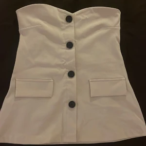 Ärmlös topp - Superfin tubtopp, aldrig använd, köpt i somras på Gina tricot i stl XS, kan också passa S, köpt för 400