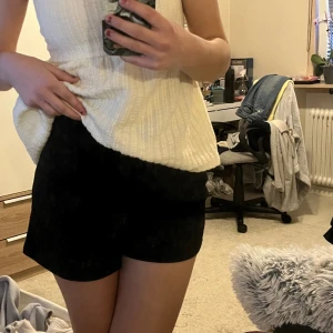 Shorts  - Klassiska svarta shorts, passar till allt! 🖤 🤍 Har fickor