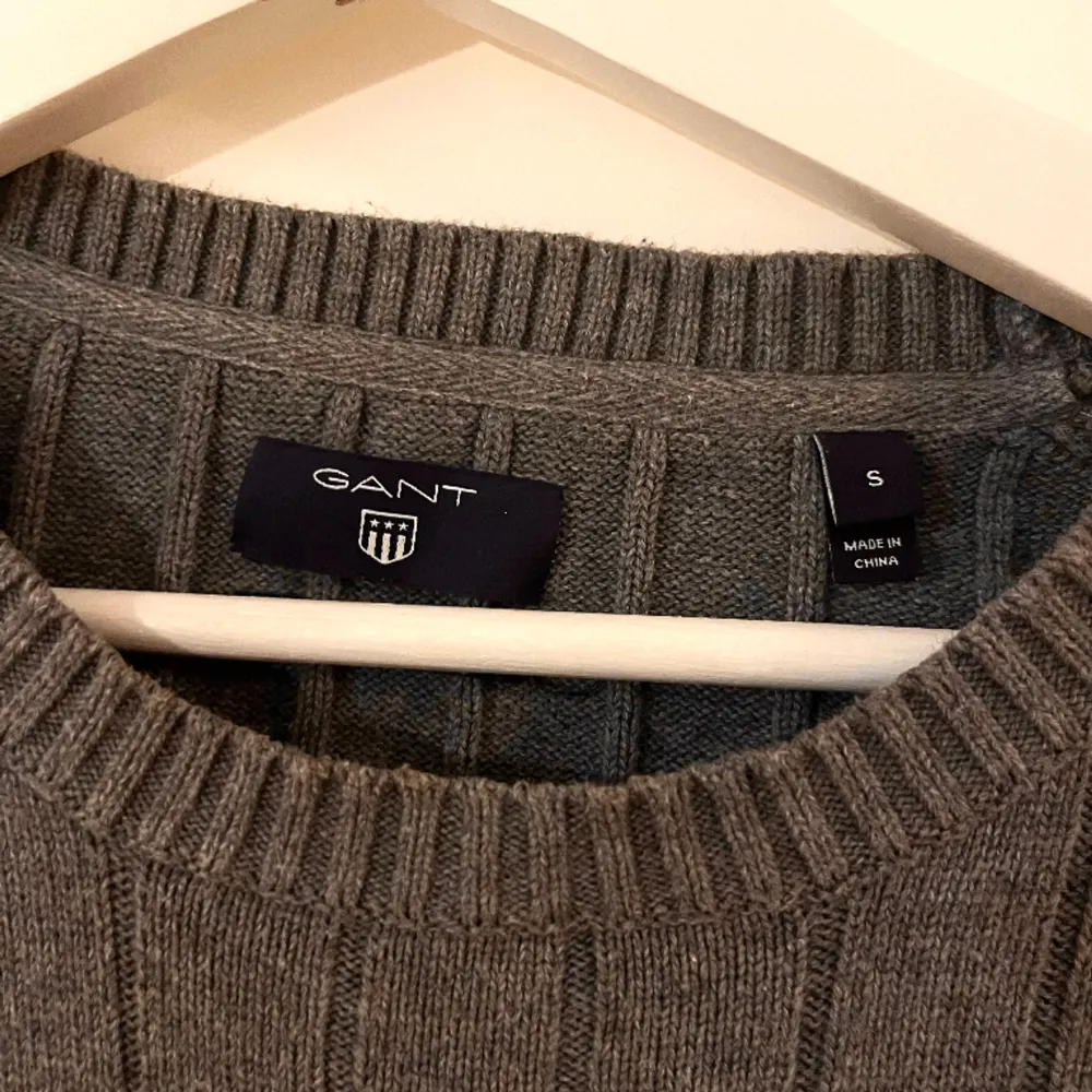 Stickad tröja från GANT i storlek s💞 Väldigt bra skick, säljer eftersom den tyvärr inte kommer till användning längre. Stickat.