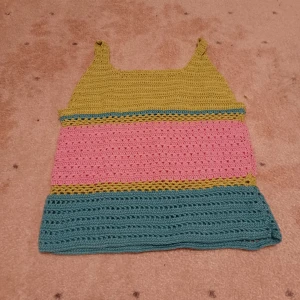 Supergulligt unikt stickat linne - Säljer detta hemstickade linne då det inte kommer till användning. Det är knappt använt så skicket är som nytt. Passar mig som brukar ha xs eller s i storlek. Finns endast ett exemplar så är det unikt och perfekt om man vill sticka ut från mängden!