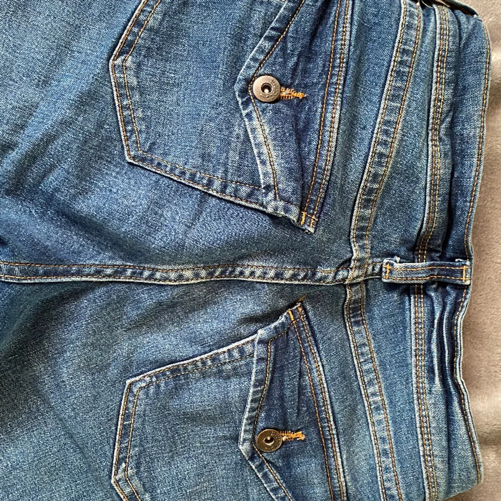 Ett par lågmidjade jeans med vida ben och coola bakfickor. Säljer då jag inte använder dem mer.  ✨inga tecken på användning!  För referens: Är 168 lång och de är perfekta i längden. Kan skicka fler bilder om det så önskas!❤️‍🔥. Jeans & Byxor.
