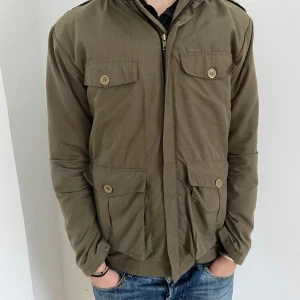 Field Jacka - Säljer en fältjacka i hyfsat bra skick från märket Nord. Storlek M med skön, slim passform Perfekt Jacka för våren!  Skriv om ni undrar npt🤝