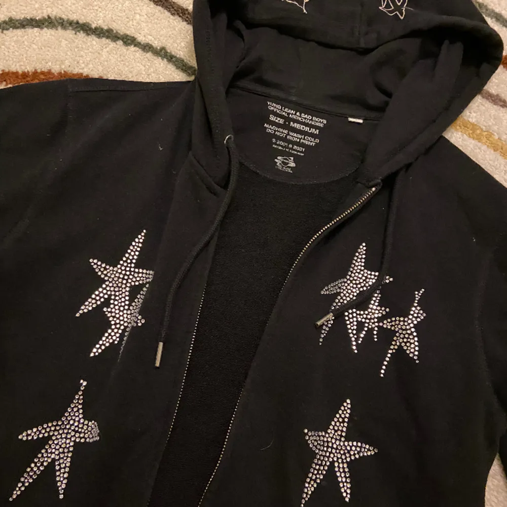 Yung Lean zip hoodie, köptes på hans konsert i Stockholm 2021. Väl använd men fortfarande mint condition. Alla stenar kvar och trycket är knappt blekt. Hoodies.