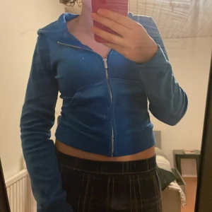 Blå mjukis kofta  - Jättebra skick, helt oskadad, väldigt mjuk och bekväm men sitter bra och fint, skriv om du är intresserad