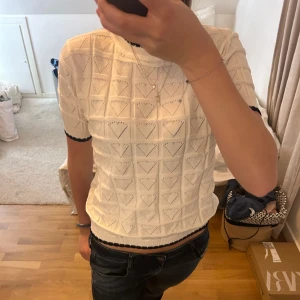 Stickad topp  - Jättefin blus/stickad topp helt nyskick. 