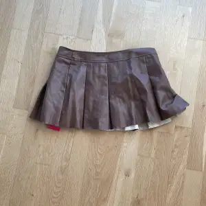 URsöt minikjol me inbyggda typ shorts från SHEIN, säljer då den e för stor i midjan för mig 