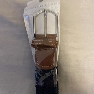 Flätat bälte - marin blå - Helt nytt flätat Grisch bälte. Funkar för alla tillfällen hör av dig vid minsta fundering 🍾