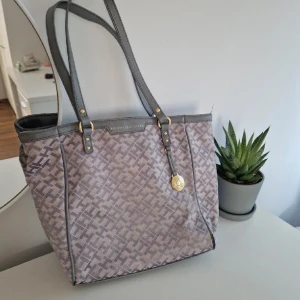 Tommy Hilfiger - Anv men i fint skick.lite skavd se bild