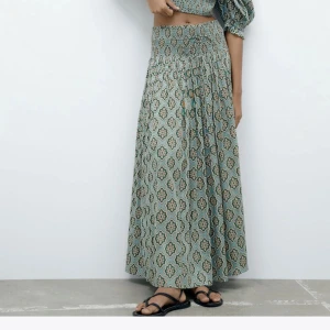 Zara kjol  - Zara kjol som va väldigt populär i sommars. Fina detaljer på snörena och hela kjolen,inte strykt på bilden så den blir finare om man gör de. Använd några få gånger men fint sick.