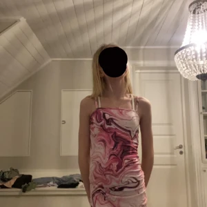 Rosa tajt klänning  - En rosa tajt klänning, ”marmor”. Super bra skick:)