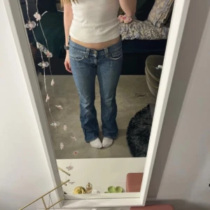 Low rise botcut jeans - Snygga byxor med snygga fickor. Är vintage så har används innan.  Midjemått: 41 cm x2 Långs vid botcut: 24 cm x2 Längd: 103 cm Innerbens längd: 84cm