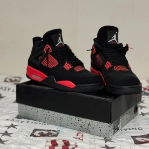 Jordan 4 red thunder - Hej, jag vill sälja mina Jorden 4 red thunder som jag har inte använt så mycket max tio gånger. Pris kan diskuteras och för flera bilder skicka dm har inte bråttom så kom inte me skambud. Mvh Lello 