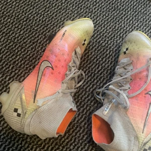 Nike mercurial superfly 008 - Hej! Säljer dessa Nike mercurial superfly Elite FG ”bright mango” storlek 41 skick tvättas skorna så är dem i skicket 7,10 Dessa säljs inte längre och priset ligger på 4,4 just nu om man ska köpa helt nya som är väldigt svåra att få tag.Tillbehör kmr
