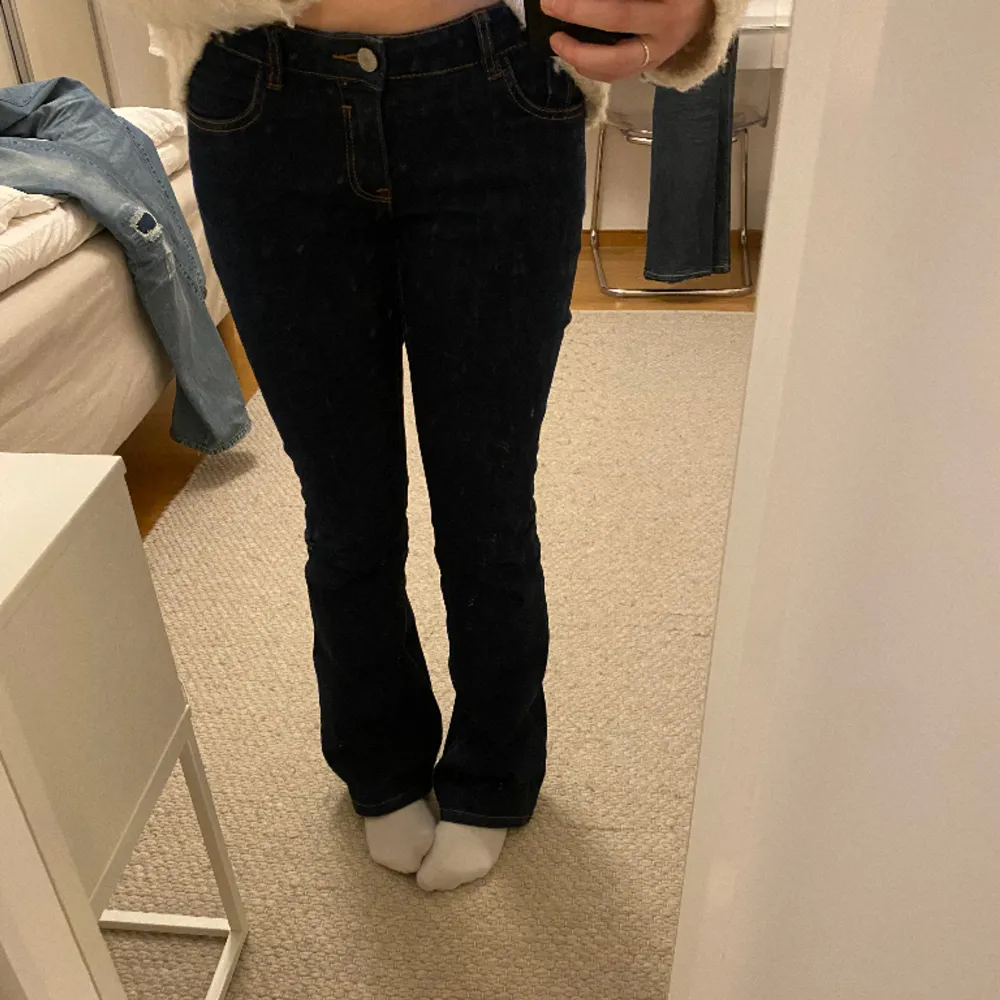 snygga jeans i den perfekta blåa färgen. liten defekt bak på båda benen. långa på mig som är ungefär 170. Jeans & Byxor.