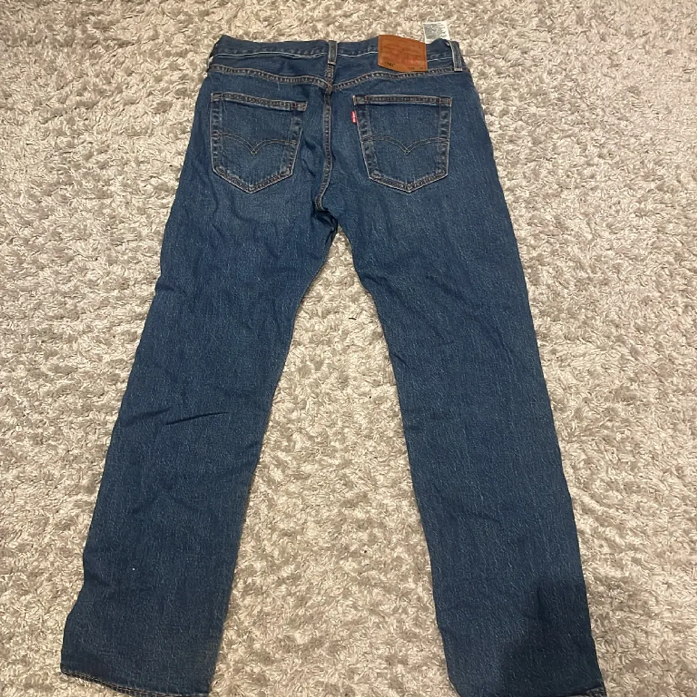 Tja, säljer just nu dessa riktigt schysta Levis 501 jeans då dom ej kommer till användning längre. De är i skicket 9,5/10 och i storleken W30 L30. De är köpta för 1299kr och säljs för endast 499kr. Jeans & Byxor.