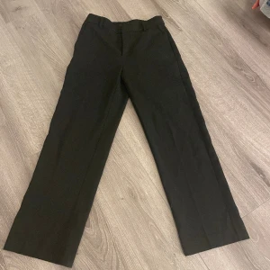 Gina Tricot Kostymbyxor Petite  - Gina Tricot Straight Trousers Storlek 32 petite  Knappt använda alls 