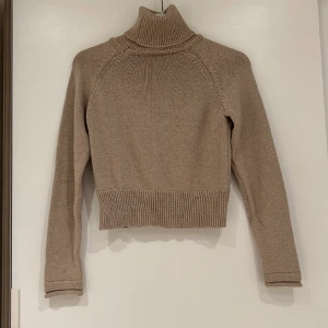 Stickad Polo Tröja  - En stickad tröja från NA-KD i mycket fint skick. Köpte förra året men har inte haft någon användning av den. Den är i strl xxs och är en lite kortare modell.  FRAKT TILLKOMMER!  Skickar ENDAST med postens blåa påsar. 