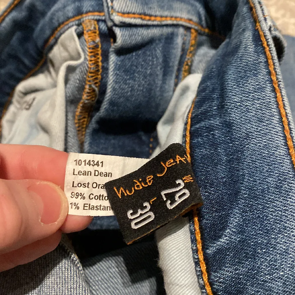 Hej säljer mina feta Nudie jeans. Jeansen är i bra skick. hör av dig vid frågor! Nypris-1600. Jeans & Byxor.