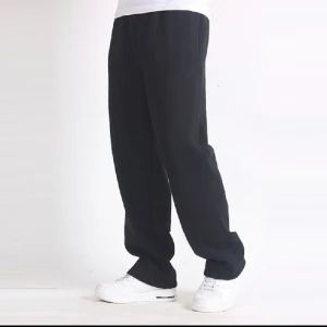 Svarta mjukisbyxor - Säljer dessa helt nya mjukis byxorna eftersom dom var alldeles för stora för mig , fick dom i julklapp dom är i storlek s men dom är väldigt pösiga så kan passa storlek m/L beroende på hur pösiga man vill ha de. Har endast provat de så de är oanvända