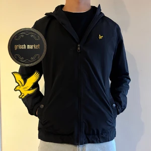 Lyle & Scott Jacka  - En snygg marinblå Lyle & scott jacka | storlek S, modellen på bilden är 182 och väger 72kg | finns inga defekter på den skicket är 9/10 | nypris 1200 CareofCarl |  