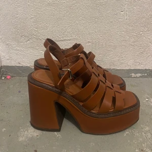 Pumps  - Säljer dessa sjukt coola pumps som jag tyvärr inte varit modig nog att använda! Köpta på Pull & Bear och i nyskick 🙌